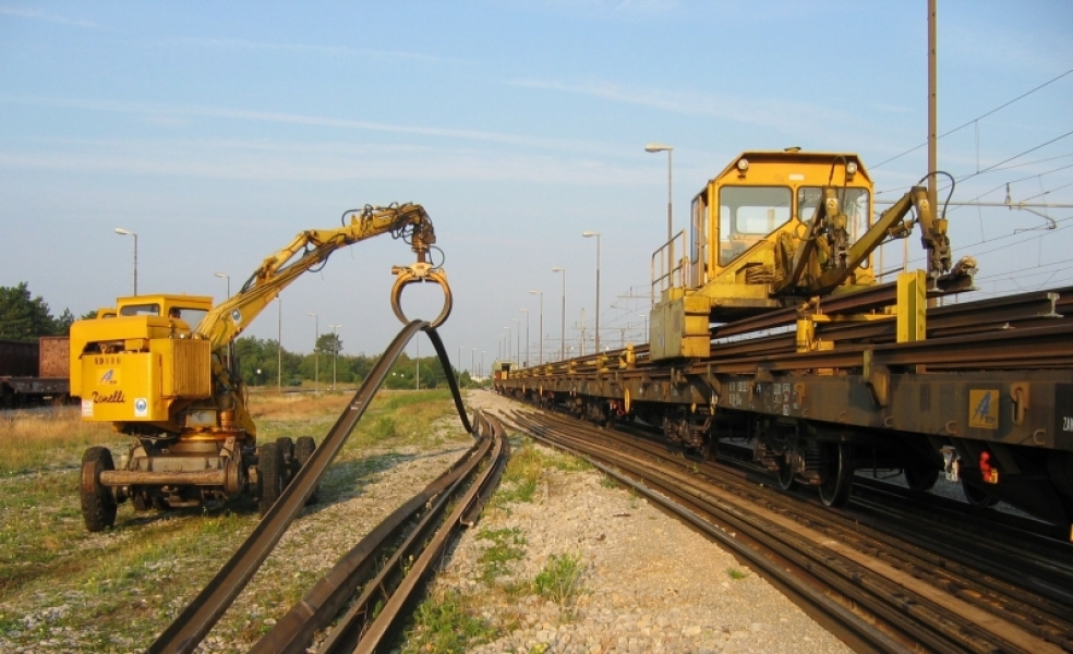 Vlak za prevoz dolgih tirnic/long-rail train